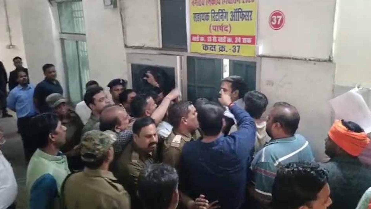 प्रत्याशियों के नाम वापसी पर बिफरे कांग्रेसी, निर्वाचन अधिकारी कार्यालय के सामने भिड़े भाजपाइयों से…