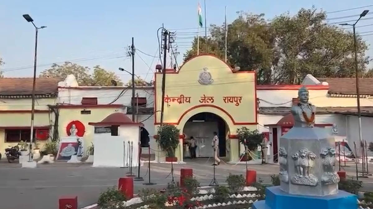 Raipur News: बेटे के जन्मदिन पर आशीर्वाद देने जेल पहुंची मां, हुए 10 मिनट से ज्यादा तो प्रहरियों ने बेटे का तोड़ा पैर! जेल अधीक्षक ने दिए जांच के आदेश 