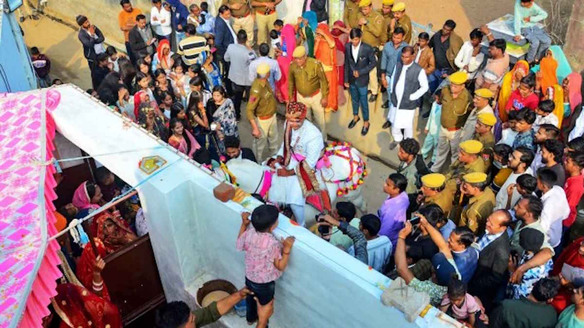 राजस्थान में बारात के साथ चली पुलिस की टुकड़ी, घोड़ी पर सवार दूल्हे के साथ आठ किमी तक चले बाराती…