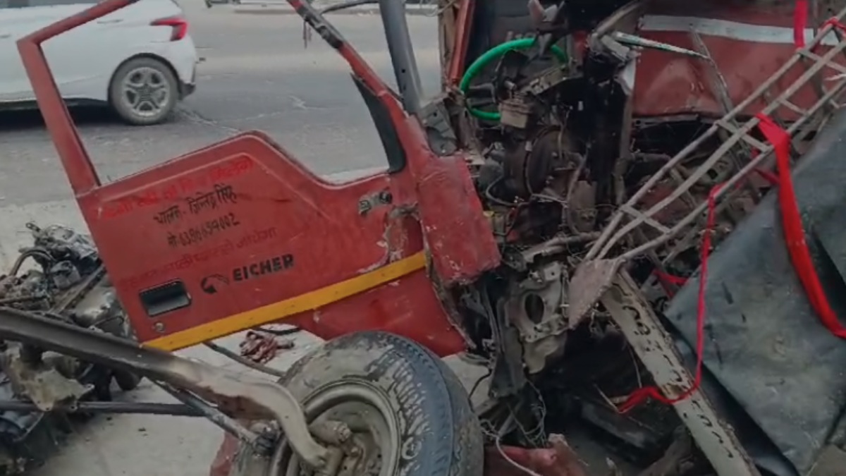 अमेठी में भीषण सड़क हादसा : खड़े ट्रेलर से टकराई 3 डीसीएम और कार, एक चालक की मौत 3 की हालत गंभीर