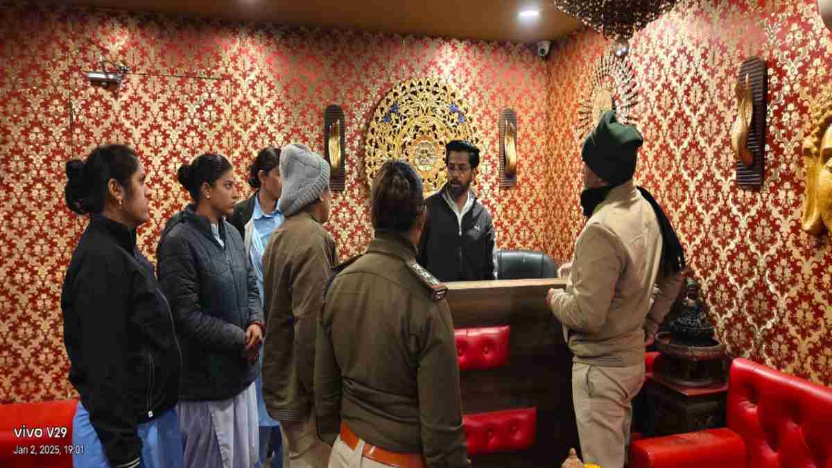 स्पा सेंटर की आड़ में जिस्मफरोशी का धंधा! पुलिस ने देर रात 3 जगहों पर मारा छापा, रेट लिस्ट देख फटी रह गईं आखें…