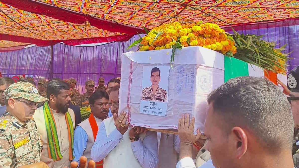 शहीद जवानों को मुख्यमंत्री विष्णु देव साय ने दिया कंधा, शोक संतप्त परिजनों को बंधाया ढांढस…