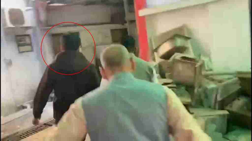 Saurabh Sharma Arrested: सरेंडर करने पहुंचा सौरभ कोर्ट के बाहर से गिरफ्तार, वकील ने गिरफ्तारी को बताया अवैध, लोकायुक्त परिसर में बंटी मिठाई