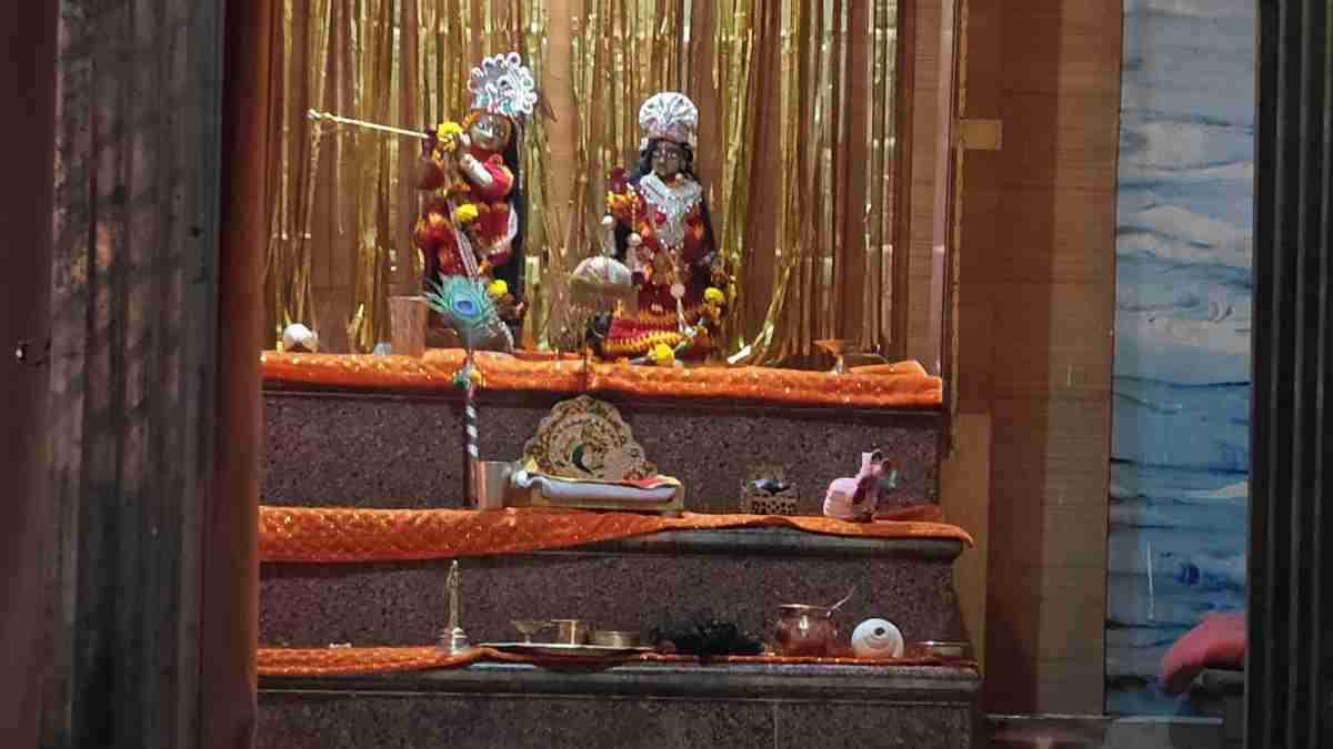 भगवान को तो बख्श दो… मंदिर से अष्टधातु लड्डू गोपाल की मूर्ति चोरी, पूजा के बाद अचानक हुए गायब