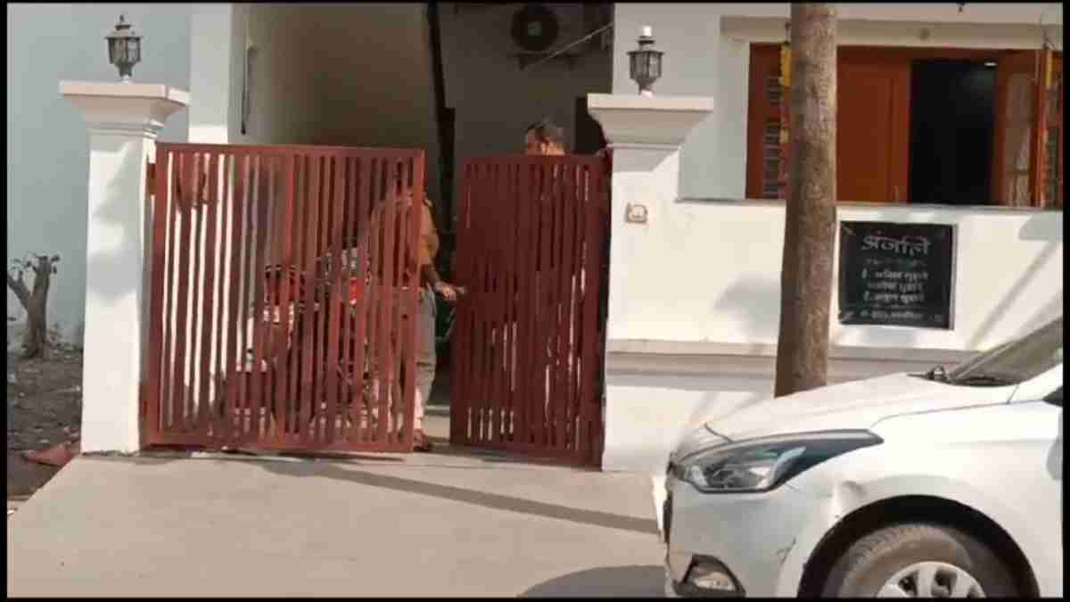 EOW Raid: रिटायर्ड बैंक अधिकारी के घर छापा, 5 करोड़ की अवैध संपत्ति का खुलासा, 3 हजार की सैलरी से की थी शुरुआत