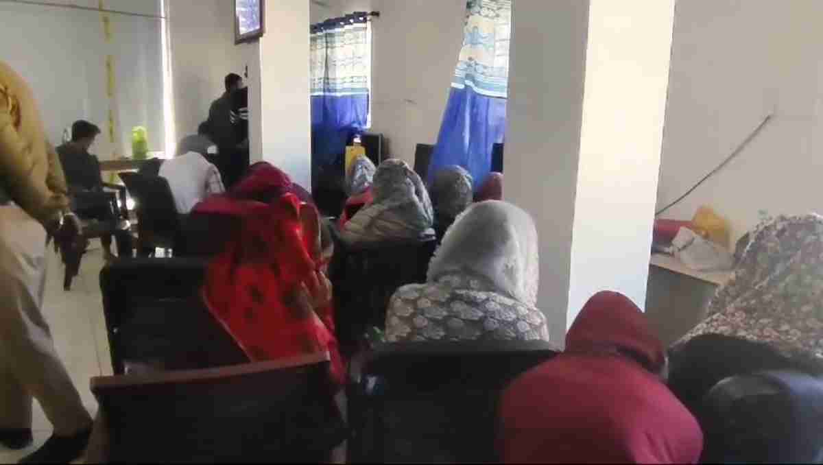 शेयर मार्केट में निवेश के नाम पर ठगी: 4 फर्जी एडवाइजरी सेंटर में पड़ा छापा, 130 लड़के-लडकियां गिरफ्तार, मालिक फरार