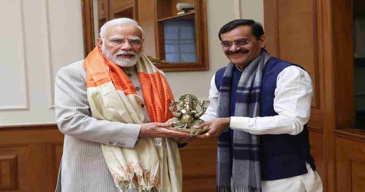VD शर्मा की भतीजी की शादी में शामिल होंगे PM मोदी? निमंत्रण देने दिल्ली पहुंचे BJP प्रदेश अध्यक्ष, सोशल मीडिया पर दी जानकारी
