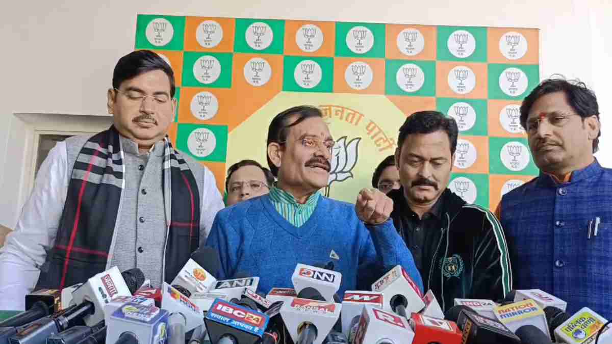 MP में तस्वीर पर सियासत: VD शर्मा ने जीतू पटवारी पर साधा निशाना, ‘क्या आंबडेकर और गांधी से बड़े हो गए राहुल?’, दिग्विजय के अंदर बताया मौलाना का भाव, जिला अध्यक्ष सूची पर कही ये बात