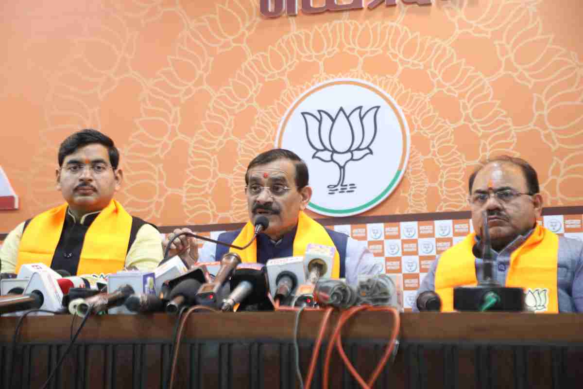 संविधान के लिए BJP का अभियान: VD शर्मा बोले- जीतू पटवारी को सोच समझकर बोलना चाहिए, दलित भाई – बहनों को ‘बेजुबान’ शब्द से किया संबोधित, सौरभ शर्मा की डायरी को लेकर कही यह बात