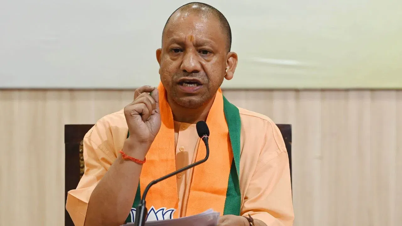 त्योहारों को लेकर CM योगी ने दिए सख्त निर्देश, कहा- जन आस्था का सम्मान करना करें, अराजकता बर्दाश्त नहीं की जाएगी