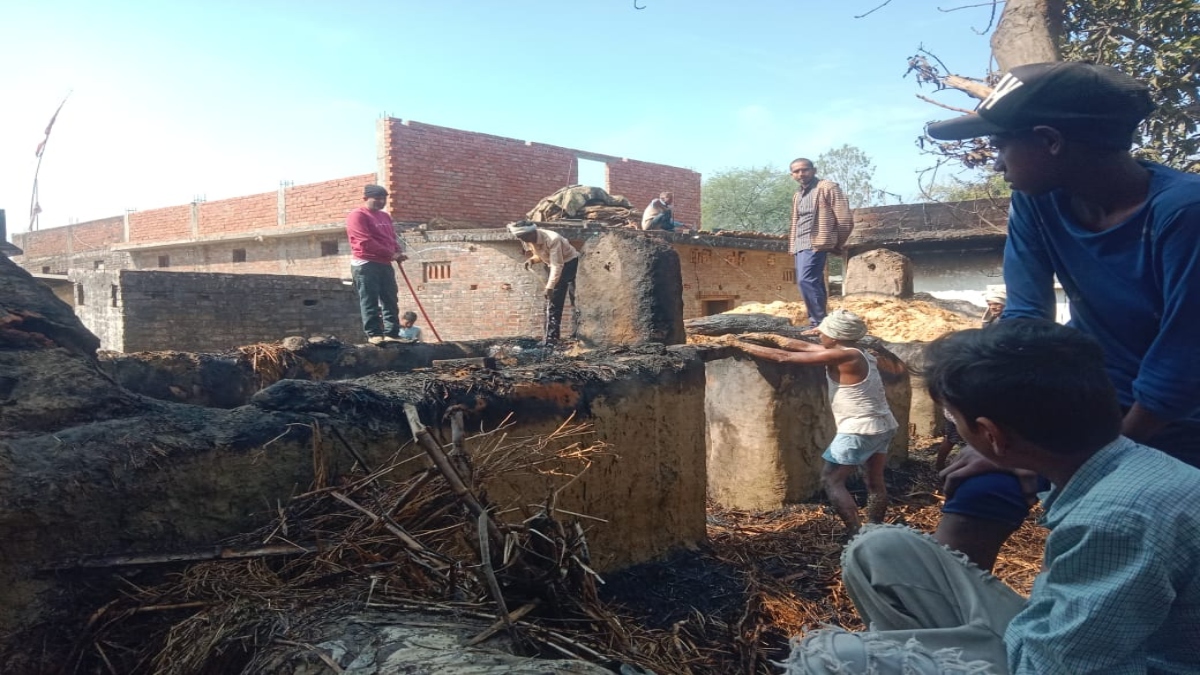 पल भर में उजड़ा आशियाना, शॉर्ट सर्किट की वजह से मकान में लगी आग, सारा सामान जलकर राख