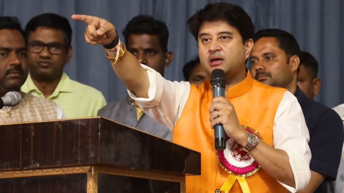 ग्वालियर प्रवास पर आए केंद्रीय मंत्री: महाकुंभ को ‘मृत्यु कुंभ’ बताने पर भड़के सिधिंया, कहा- बाहर खड़े होकर टिप्पणी करना…