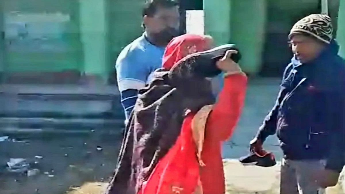 महिला प्रिंसिपल ने मास्टर साहब को जूते से पीटा! दोनों के बीच लत्तम-जुत्तम का VIDEO सोशल मीडिया पर तेजी से वायरल