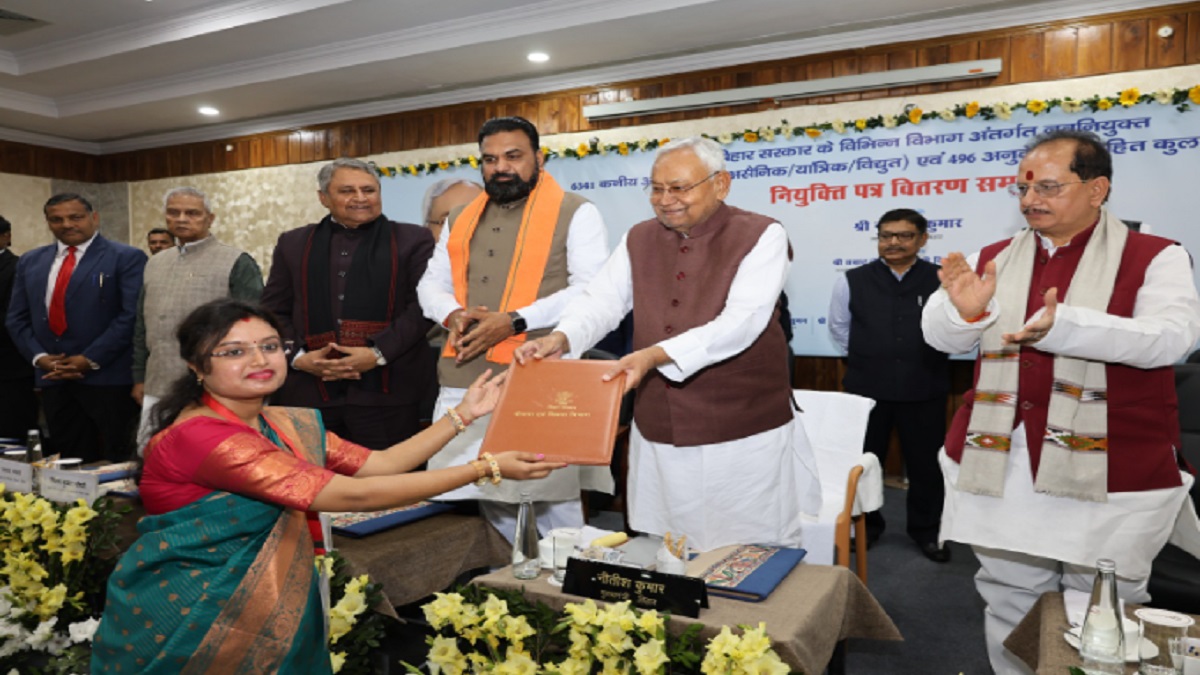 सीएम नीतीश ने पटना में 6341 कनीय अभियंताओं को सौंपा नियुक्ति पत्र, डिप्टी सीएम भी रहे मौजूद