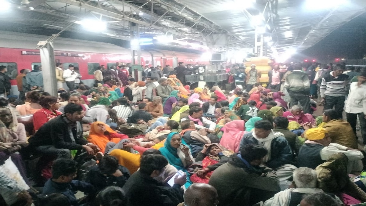माघ पूर्णिमा पर महाकुंभ जाने के लिए पटना जंक्शन पर उमड़ी यात्रियों की भारी भीड़, ट्रेन में चढ़ने को लेकर मारामारी