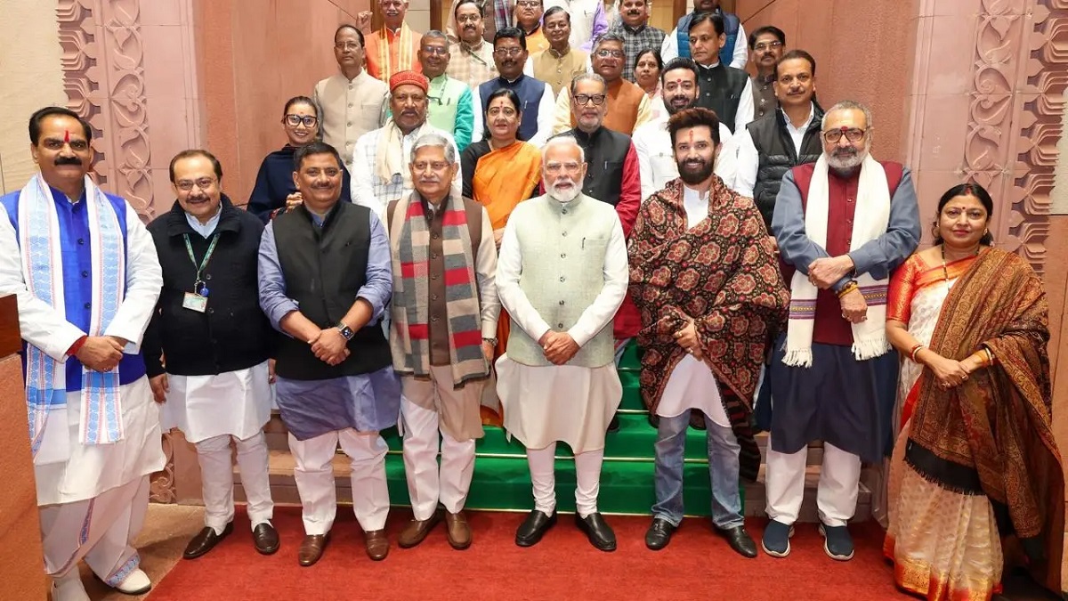 चुनाव से पहले में चढ़ा सियासी पारा, बिहार NDA के 30 सांसदों ने संसद भवन में PM मोदी से की मुलाकात