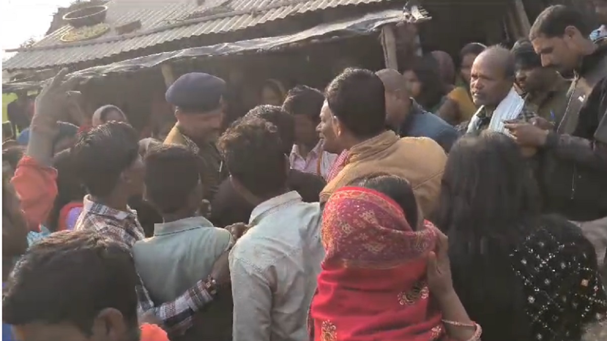 मोतिहारी में पुलिस और शराब माफिया के बीच जमकर धक्का-मुक्की, देशी दारू से भरे ड्रम में डूबने से बच्चे की हुई थी मौत