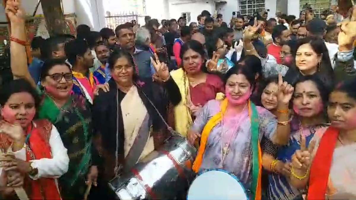 दिल्ली में BJP की जीत पर बिहार में जश्न का माहौल, बीजेपी महिला मोर्चा ने पार्टी कार्यालय के बाहर अबीर गुलाल उड़ाकर मनाई जीत की होली