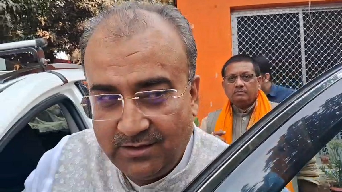 मंत्रिमंडल में जगह नहीं मिलने नाराज इंजीनियर शैलेंद्र को मनाने पहुंचे मंगल पांडे, बंद कमरे में हुई मुलाकात के बाद बिना कुछ बोले निकल गए