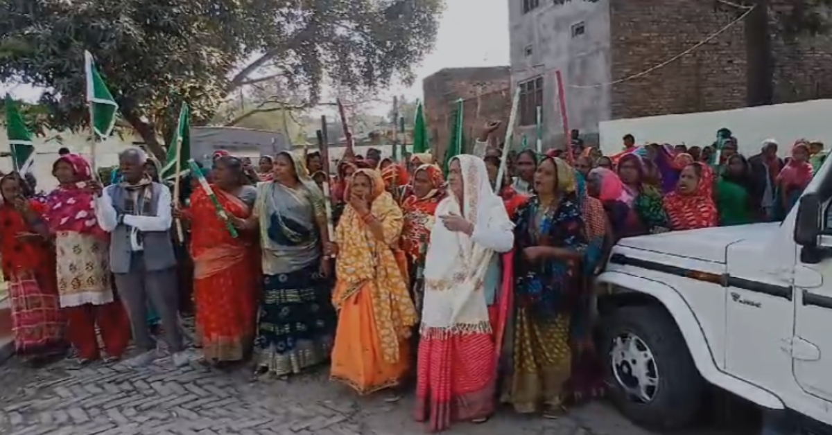 डंडा लेकर सड़क पर उतरी महिलाएं, अधिकारियों को दी चेतावनी, बोली- बात नहीं मानी तो…