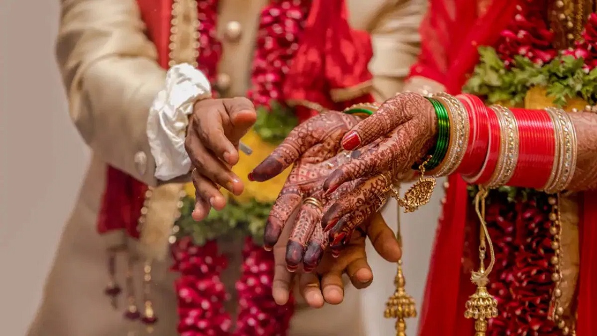 लहंगा को लेकर छिड़ा विवाद, दुल्हन के घरवालों ने दूल्हे को बनाया बंधक, बवाल बढ़ता देख भाग निकले बाराती