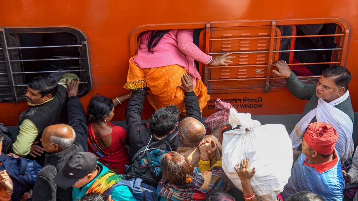 माघ पूर्णिमा पर महाकुंभ जाने के लिए पटना जंक्शन पर उमड़ी श्रद्धालुओं की भारी भीड़, यात्रियों और रेल पुलिस के बीच धक्का-मुक्की