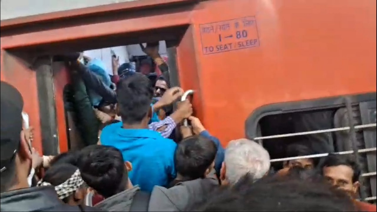 पटना जंक्शन पर बड़े रेल हादसे को दावत दे रही बेकाबू भीड़, जान को जोखिम में डालकर प्रयागराज की यात्रा कर रहे यात्री