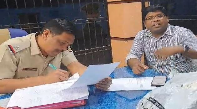 डॉक्टर को ऑनलाइन लैपटॉप खरीदना पड़ा भारी, पैकेट खोला तो निकला कुछ ऐसा…