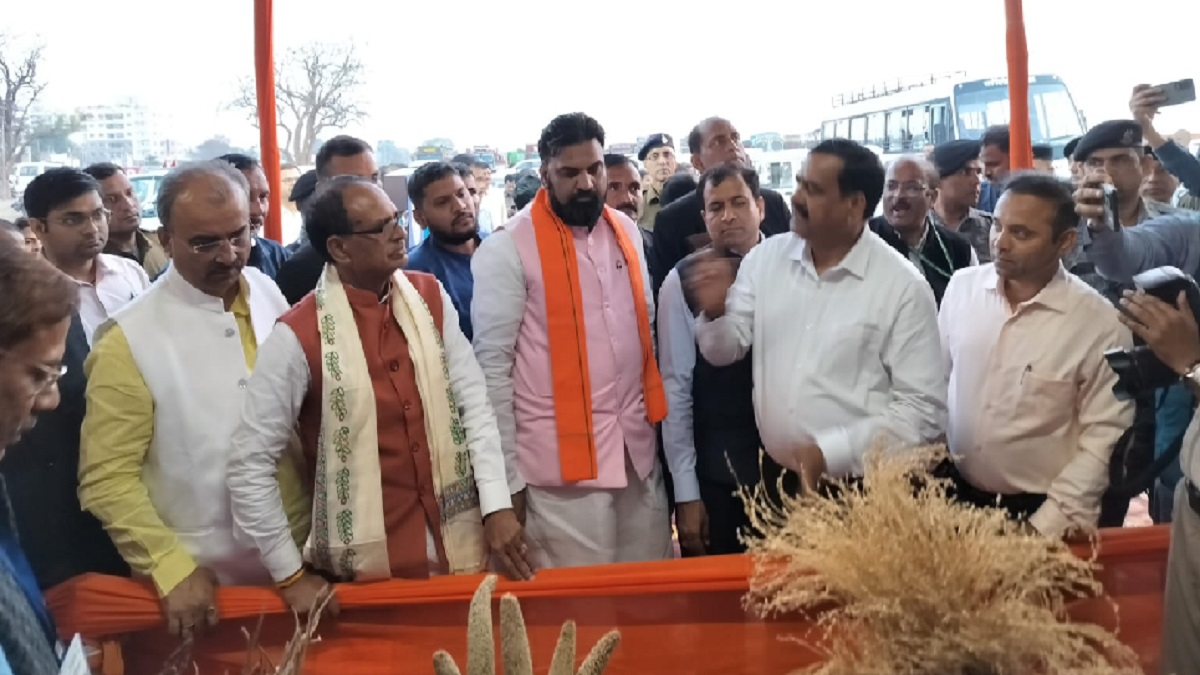 शिवराज सिंह चौहान ने भागलपुर विश्वविद्यालय में लगाए गए प्रदर्शनी स्टॉल का किया निरीक्षण, डिप्टी सीएम सम्राट चौधरी भी रहे मौजूद