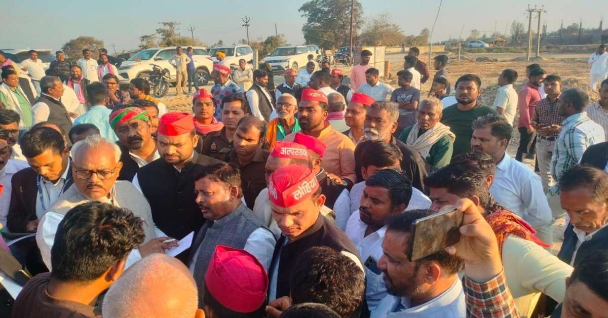 विधायक मनोज पांडेय पर जमीन हड़पने का आरोप, सपा प्रतिनिधिमंडल ने पीड़ितों से की मुलाकात, बोले- गरीबों के साथ अन्याय बर्दाश्त नहीं किया जाएगा