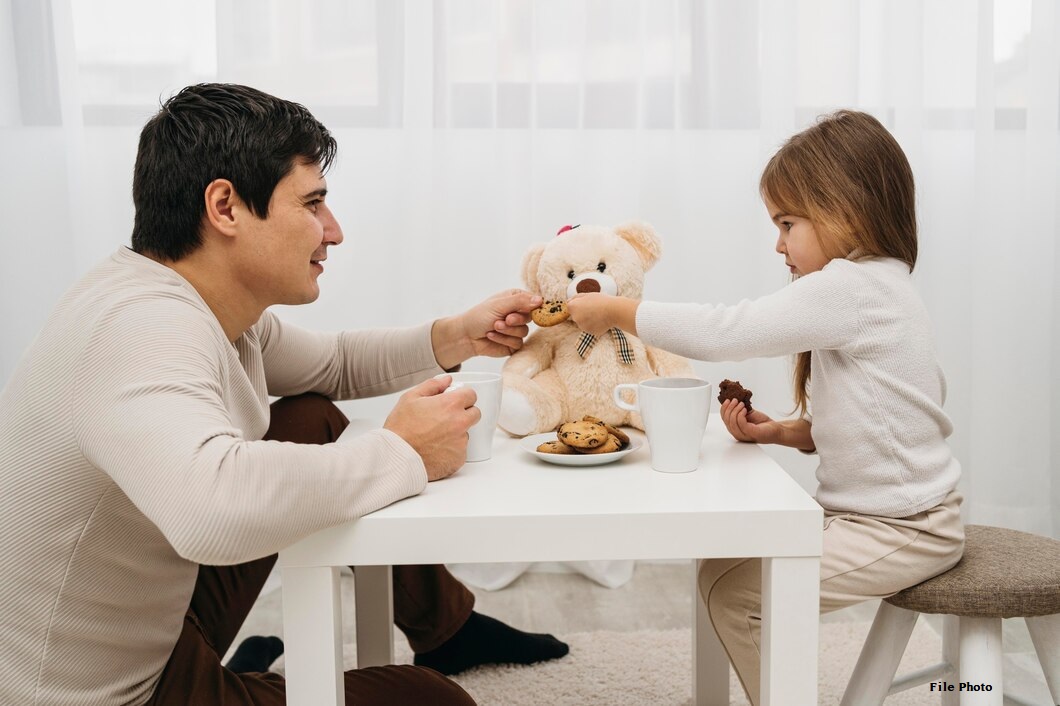 Parenting Tips in Hindi: हार्मफुल है ‘ओवरप्रोटेक्टिव पैरेटिंग’