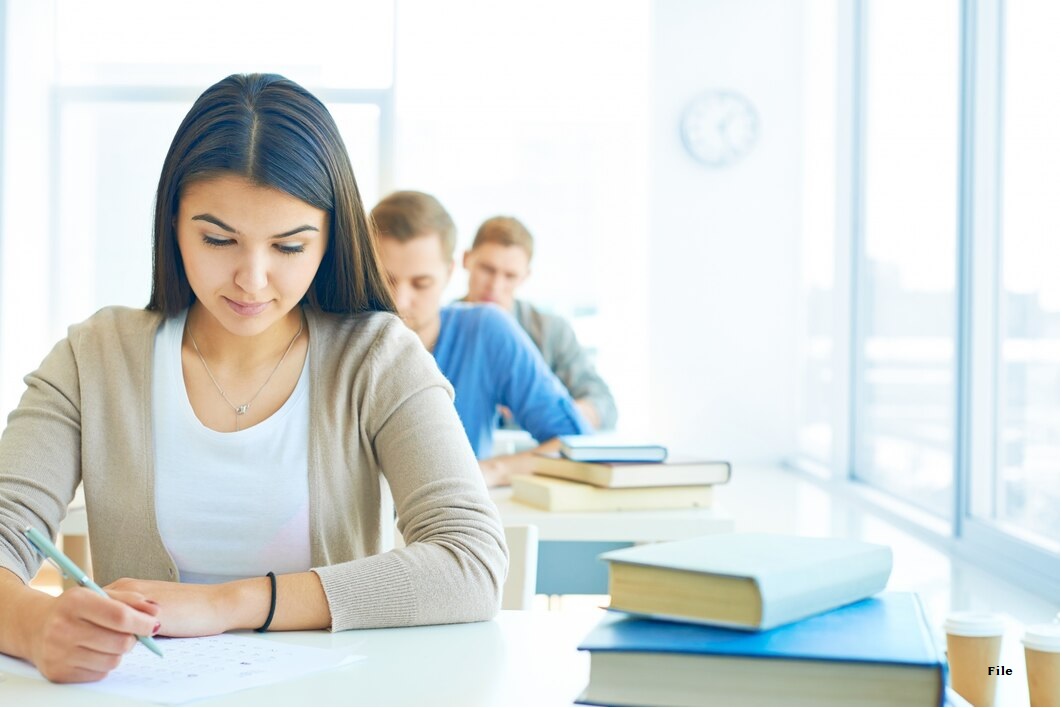 CG Board Exam 2025: 12वीं की बोर्ड परीक्षा कल से, नकल रोकने शिक्षा विभाग ने किए ये इंतेजाम