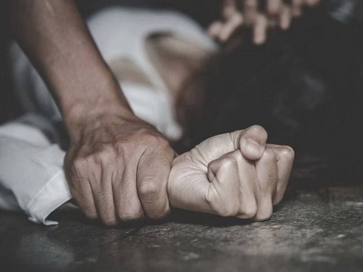 मुंबई के बांद्रा टर्मिनस पर ट्रेन में कुली ने किया महिला से बलात्कार,आरोपी कुली गिरफ्तार