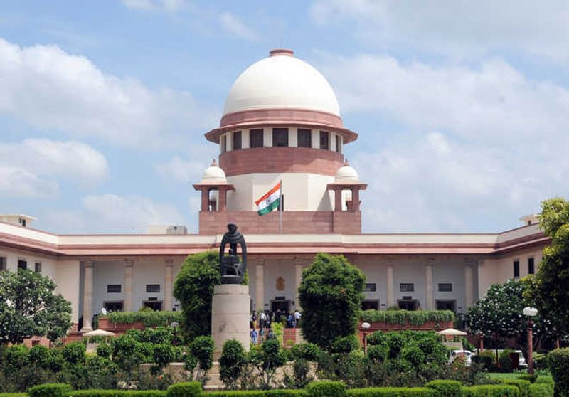 सुप्रीम कोर्ट ने 2 मिनट में खारिज की ‘दहेज उत्पीड़न कानून’ को खत्म करने वाली याचिका, कहा- सही दरवाजा खटखटाए