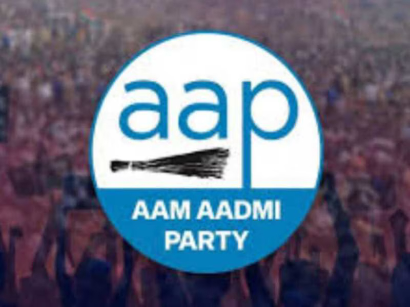 Delhi Election: दिल्ली चुनाव से पहले BJP को झटका, BJP महिला मोर्चा अध्यक्ष सहित इस पूर्वांचल नेता ने थामा AAP का दामन