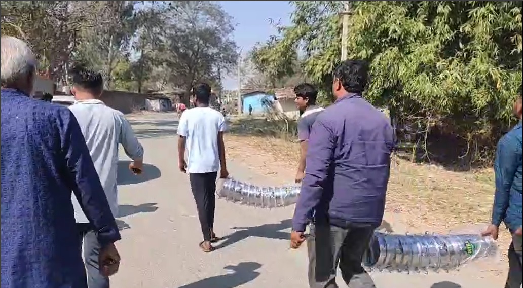 CG News: … तो एक बाल्टी में वोट खरीदना चाह रहे भाजपा प्रत्याशी! कांग्रेसियों ने पकड़ा, देखें Video