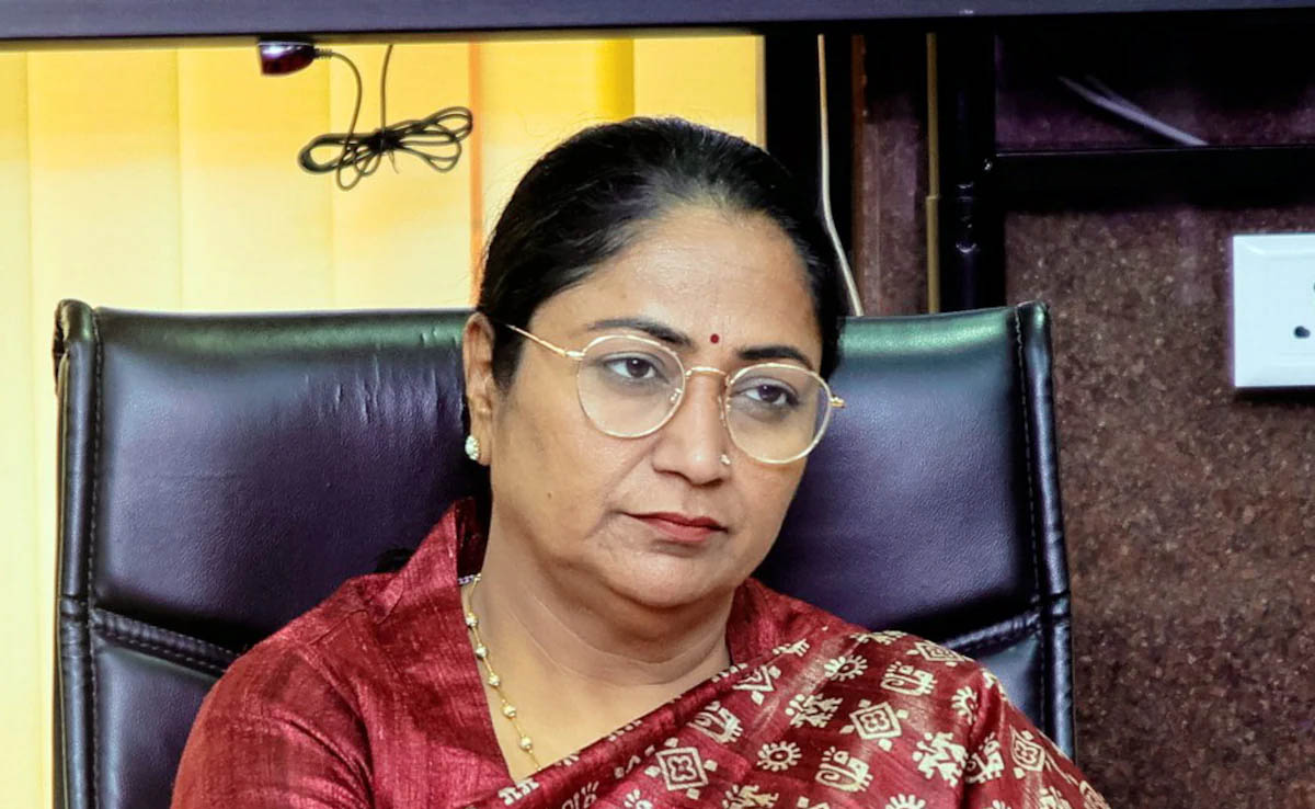 CM रेखा गुप्ता ने PWD अफसरों को दिया निर्देश, कहा- सड़कों की मरम्मत का काम तेजी से पूरा करें