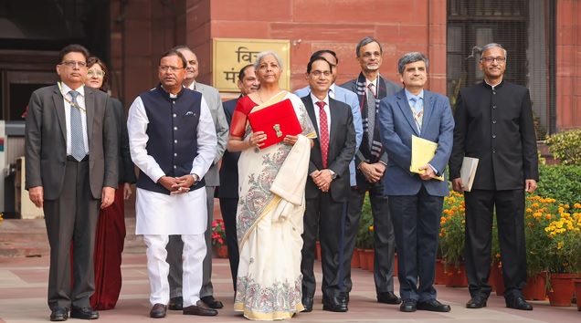 Budget 2025 Updates : मधुबनी आर्ट वाली साड़ी में दिखींवित्त मंत्री Nirmala Sitharaman, जाने किसने गिफ्ट की थी ये साड़ी