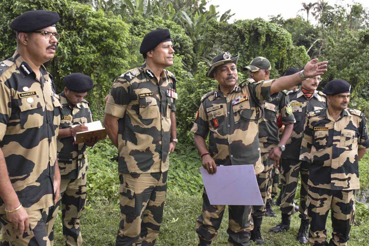 BSF का बड़ा एक्शन; भारत-बांग्लादेश सीमा पर 10 अवैध घुसपैठिए और 3 भारतीय दलाल गिरफ्तार