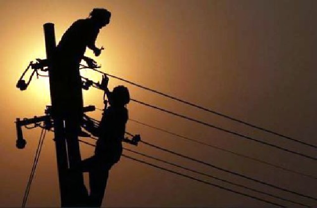 Nalanda Electricity News : आंधी-बारिश से बिजली व्यवस्था चरमराई, सैकड़ों ग्रामीण परेशान, टूटा ग्रामीणों का सब्र , किया जमकर हंगामा…