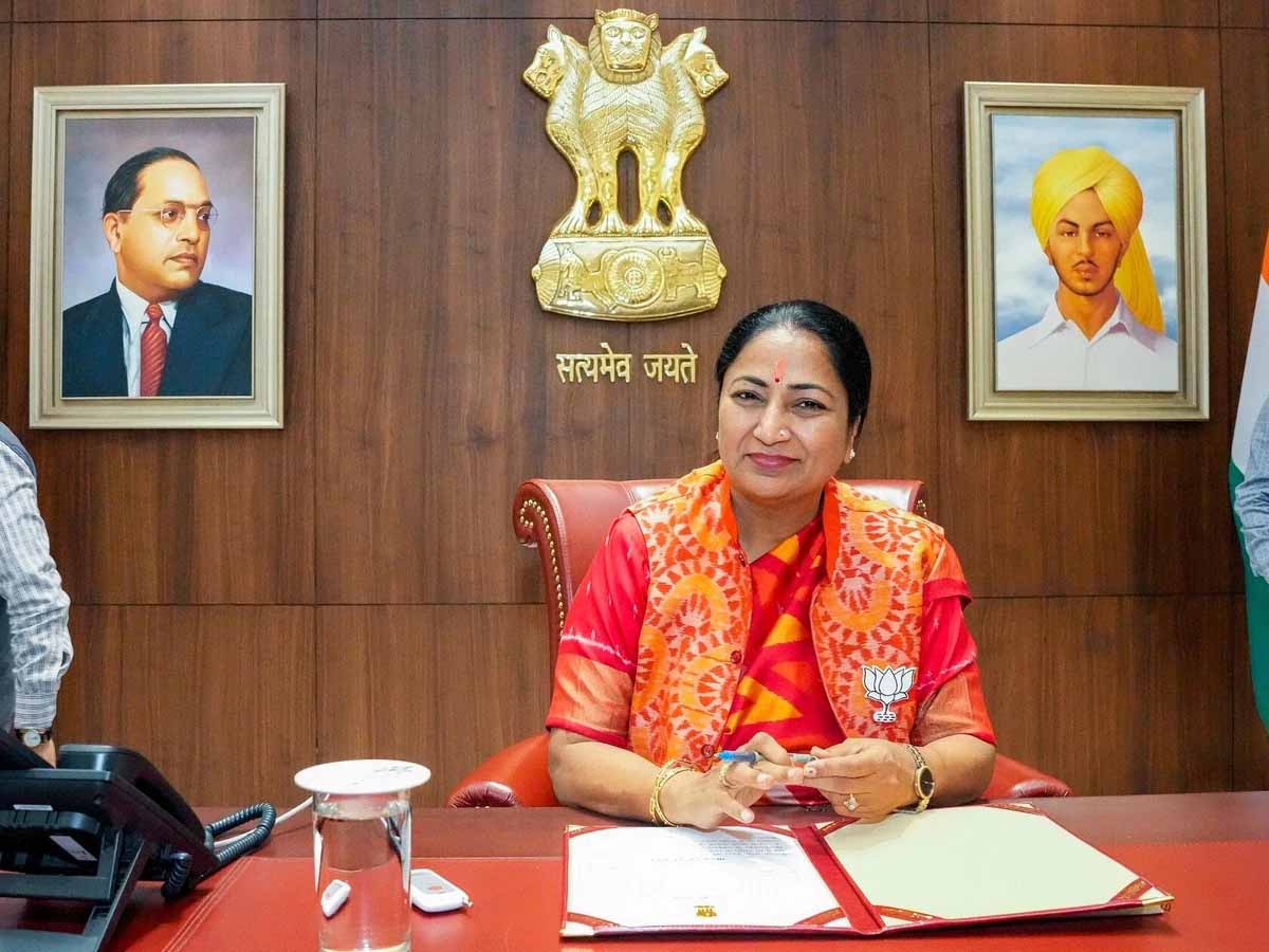 पहली कैबिनेट बैठक में महिलाओं को 2500 रुपये देने की घोषणा नहीं होने पर AAP ने दागा सवाल? CM रेखा गुप्ता ने दिया ऐसा जवाब कि बोलती हो गई बंद