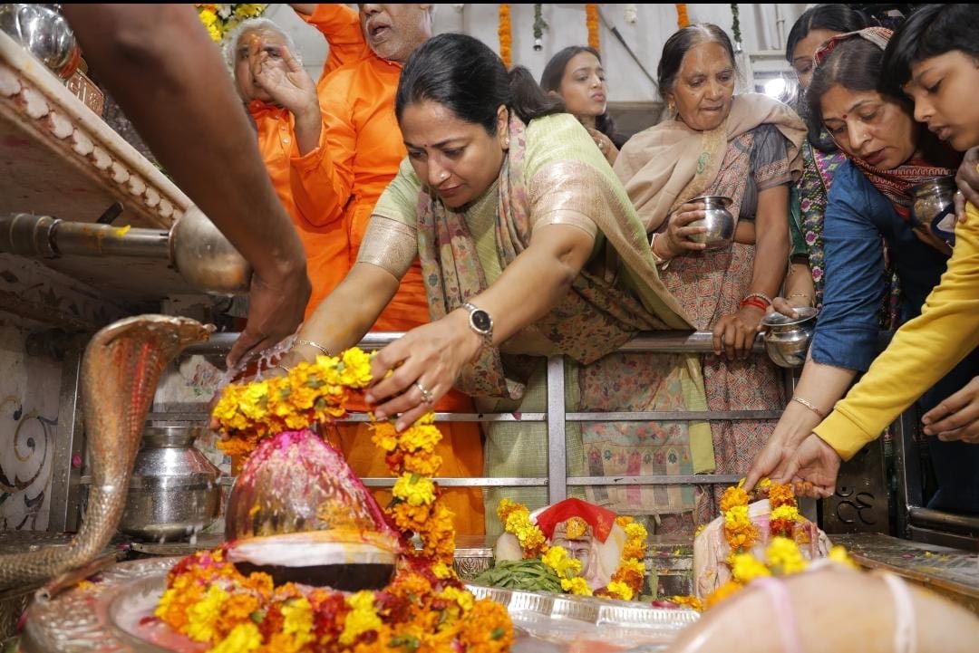 दिल्ली CM रेखा गुप्ता ने चांदनी चौक के गौरी शंकर मंदिर में किया रुद्राभिषेक, देशवासियों को दीं महाशिवरात्रि की शुभकामनाएं