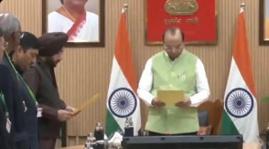 Delhi Assembly session: एलजी विनय सक्सेना ने अरविंदर सिंह लवली को दिलाई प्रोटेम स्पीकर की शपथ