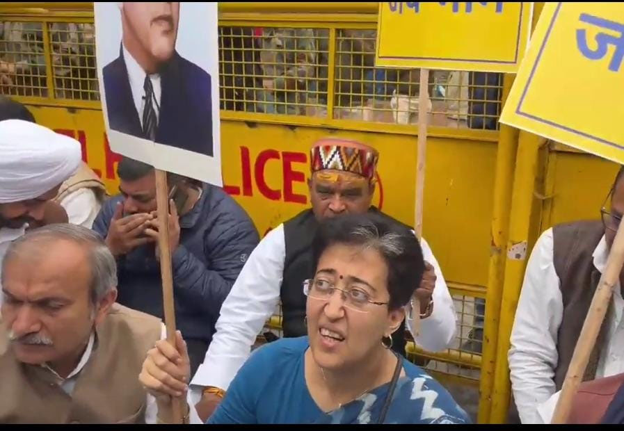 दिल्ली विधानसभा परिसर में आतिशी की पुलिसवालों से  बहस, कहा- ‘कैसे विधानसभा में घुसने नहीं देंगे, किससे ऑर्डर आया है?