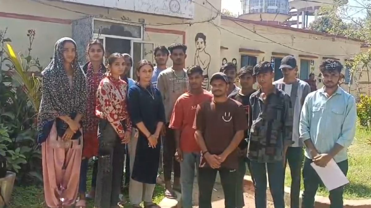 छात्रों के भविष्य से खिलवाड़: शिक्षक ने परीक्षा फॉर्म के नाम पर 100 से अधिक बच्चों से लिए पैसे, नहीं मिला एडमिट कार्ड, अब कैसे देंगे एग्जाम ?  