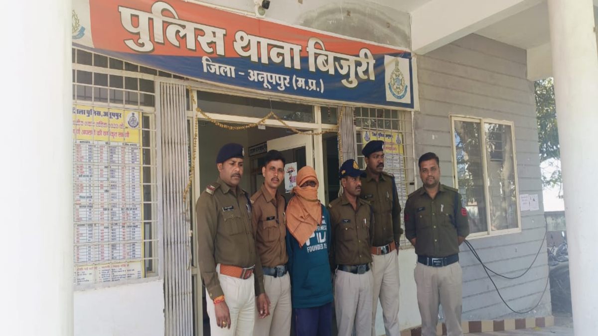 हत्यारा पति गिरफ्तार, कुल्हाड़ी से वार कर पत्नी को उतारा था मौत के घाट, इस छोटी सी बात पर वारदात को दिया था अंजाम  