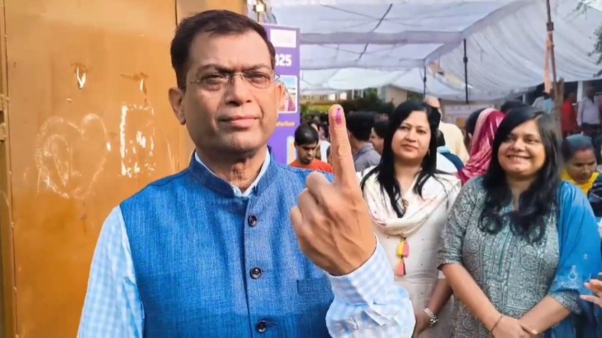 CG Nikay Chunav 2025 : राज्य निर्वाचन आयुक्त डॉ. अजय सिंह ने किया अपने मताधिकार का प्रयोग, प्रदेशवासियों से की वोट करने की अपील 