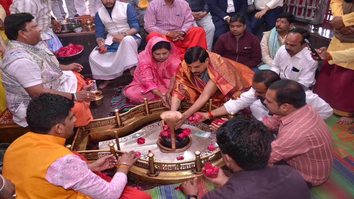 भगवान श्री अंगारेश्वर महादेव मंदिर पहुंचे सीएम डॉ मोहन: पत्नी संग की पूजा अर्चना, दर्शन के बाद गौ सेवा भी की