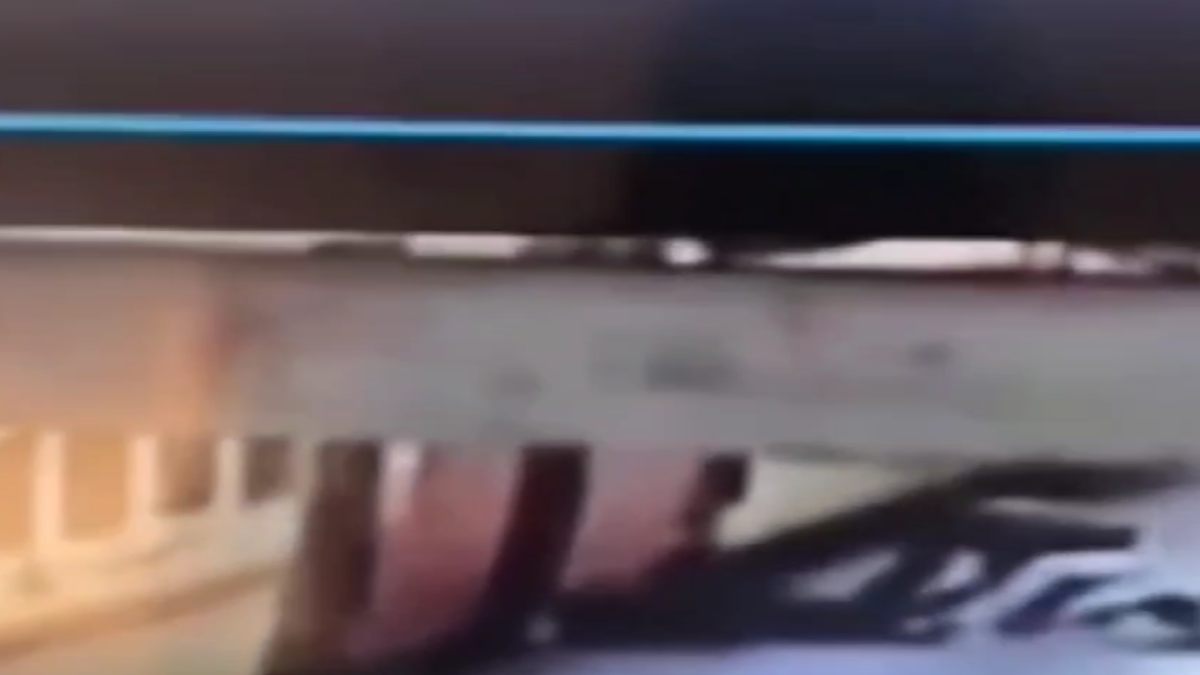 भोपाल स्टेशन में चलती ट्रेन से गिरी महिला, रेलवे के जवान ने ऐसे बचाई जान, VIDEO वायरल