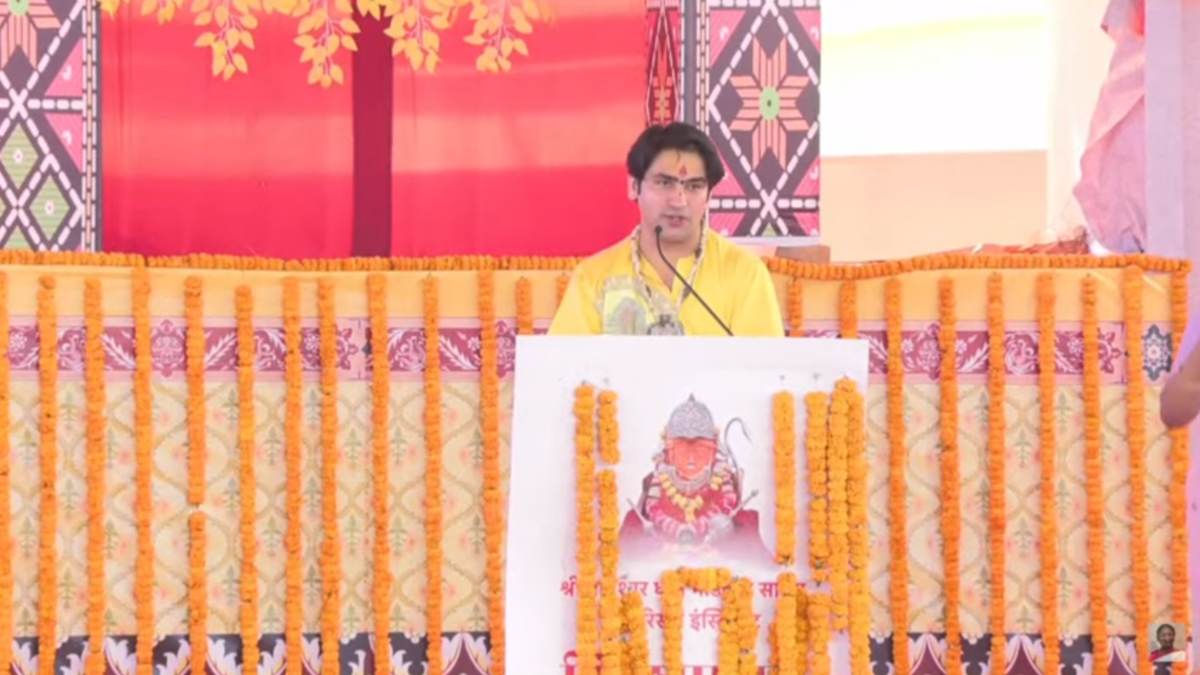बालाजी हमारे पिता और राष्ट्रपति के आशीर्वाद से शादी कर के आए हैं… बागेश्वर धाम में सामूहिक विवाह कार्यक्रम, धीरेंद्र शास्त्री बोले- बेटियां गर्व से ससुराल में रहेंगी